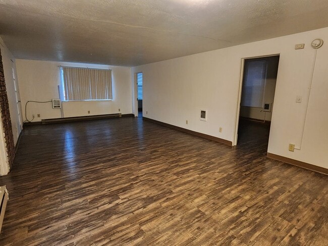 Building Photo - 620 NE Maple St