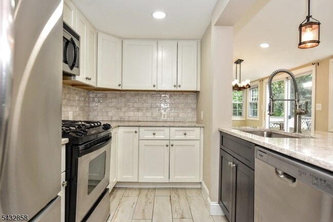 Building Photo - 6 Standish Ln