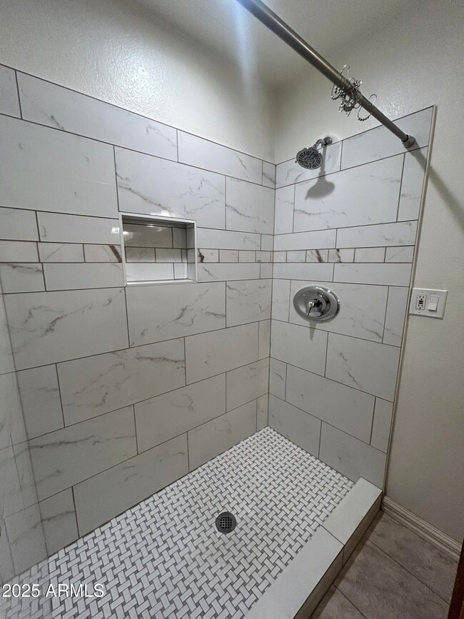 Building Photo - 523 N Los Feliz Dr