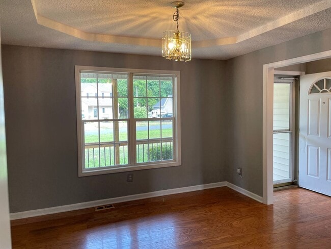 Building Photo - 3-4 Bed with 2 full baths and 2 car garage...