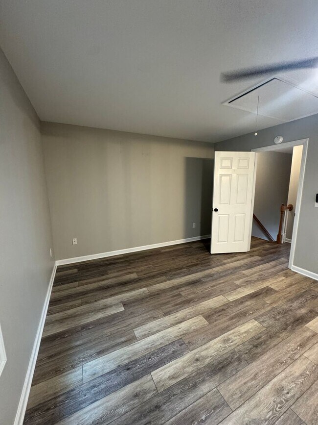 Building Photo - 1232 Camelot Ct