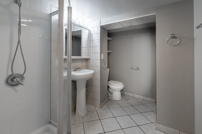 Building Photo - Spacious 3-Bedroom, 2-Bathroom Duplex in Avondale