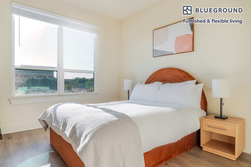 Building Photo - 3100 Esperanza Crossing