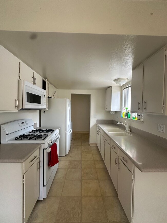 Building Photo - Cute 2 bedrooom/1.5 bath with Bonus room i...