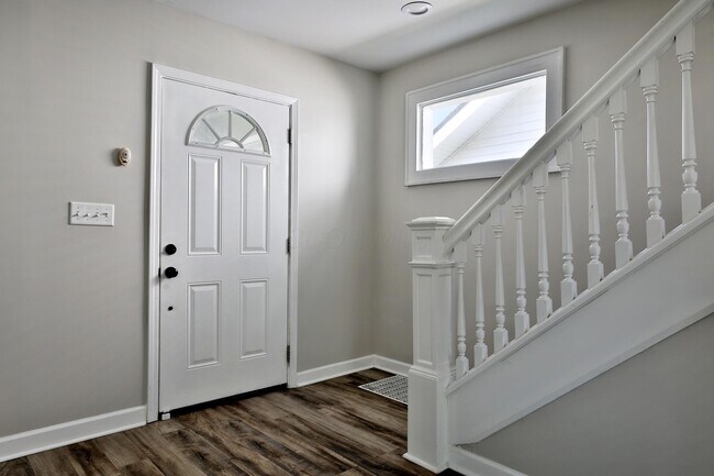Building Photo - 825 Reinhard Ave