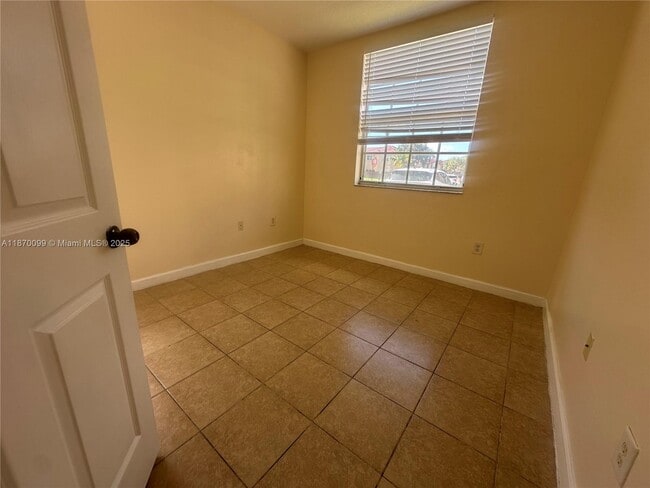 Building Photo - 1420 NE 33rd Ave