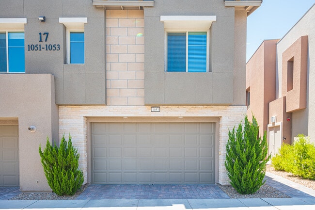 Building Photo - 600 N Carriage Hill Dr