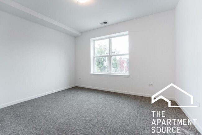 Building Photo - 1544 W Glenlake Ave