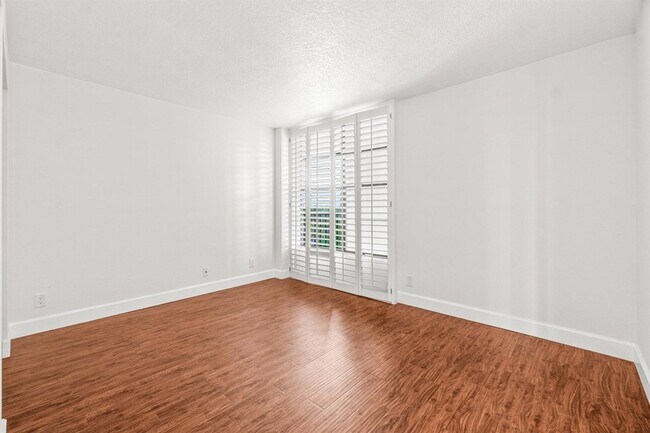 Building Photo - 15 Royal Palm Way