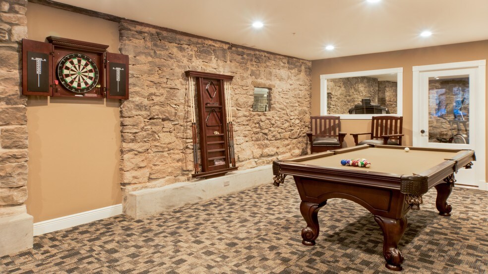 Game Room Ping Pong, Billiards, Darts, 3 TV's - 114 E University St