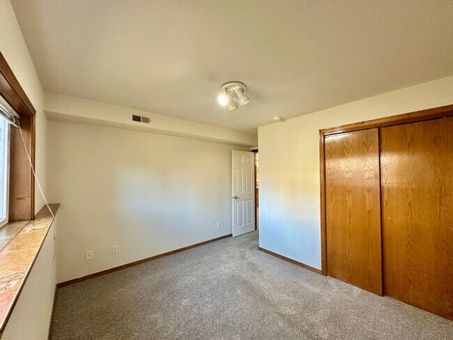 Building Photo - 522 W Summit Ave