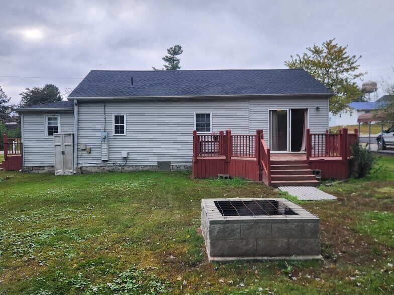 Building Photo - 205 Cedar St