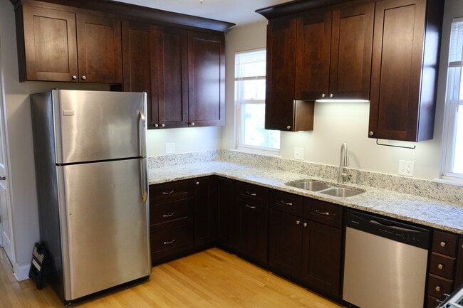 Kitchen - 335 Burkhardt Ct