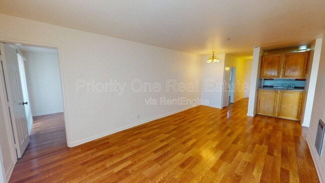 Building Photo - 4041 Oakcrest Dr