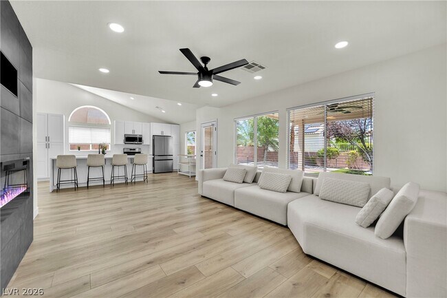 Building Photo - 2560 Sundew Ave