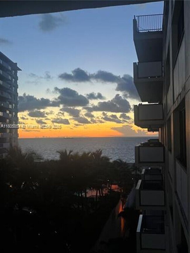 Building Photo - 1621 Collins Ave