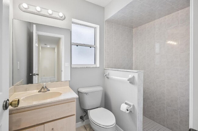 Building Photo - Palm Harbor Pool Home