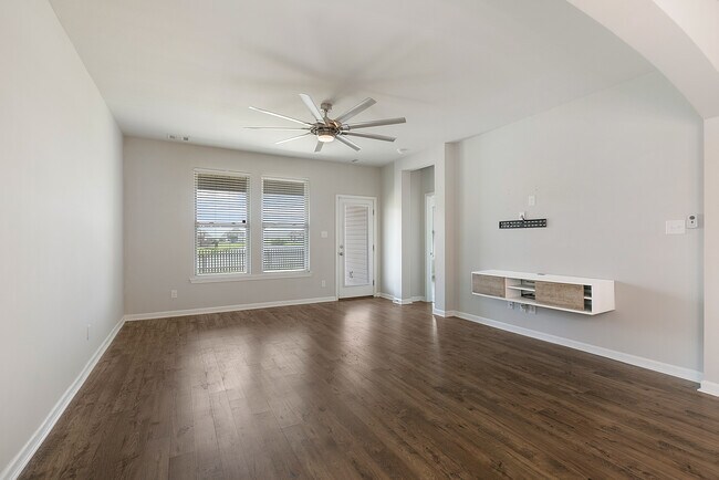 Building Photo - 700 Lakeshore Village Dr