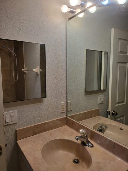 Building Photo - 5039 Locke Ln