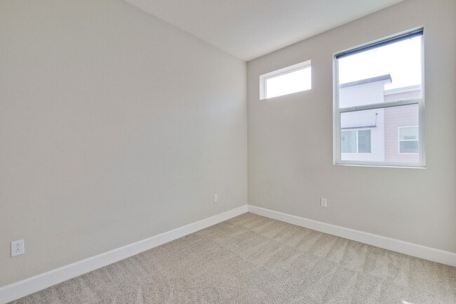 Building Photo - 3 bed 3 bath home in Blossom Hill area!