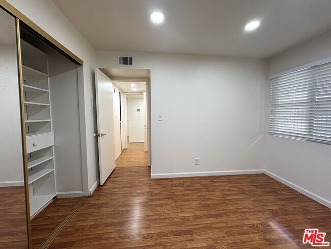 Building Photo - 433 S Manhattan Pl