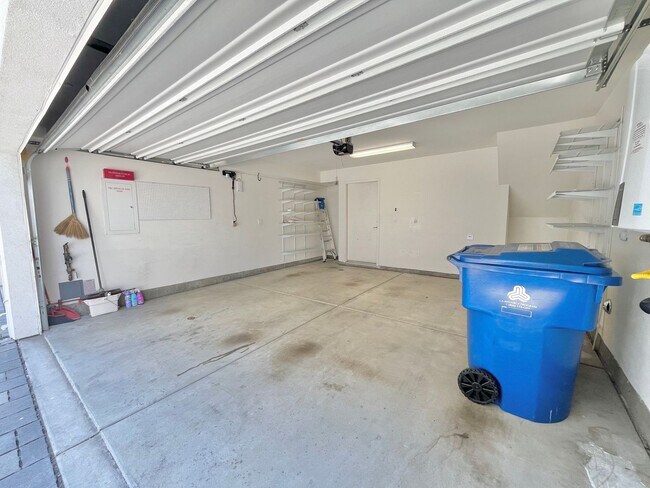 Building Photo - Spacious Light-Flooded 3-Story Silver Lake...