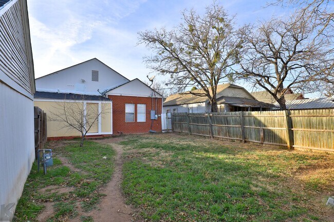 Building Photo - Cottage in the heart of Abilene!