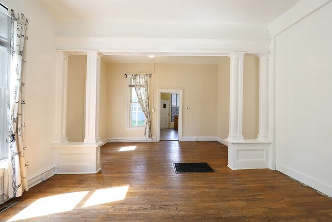 Building Photo - 605 Mathews St