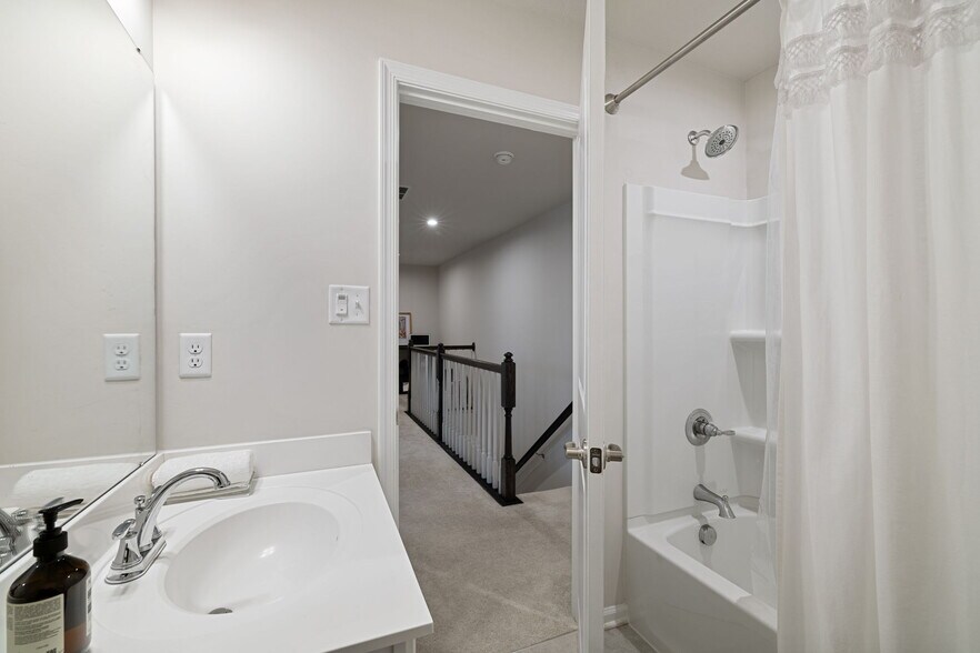 Building Photo - 202 Dana Dr