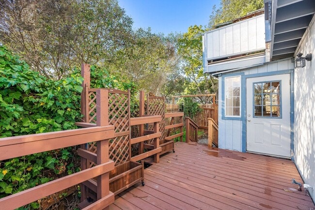 Building Photo - Cozy 2BR/2BA Duplex | Fireplace, Patio