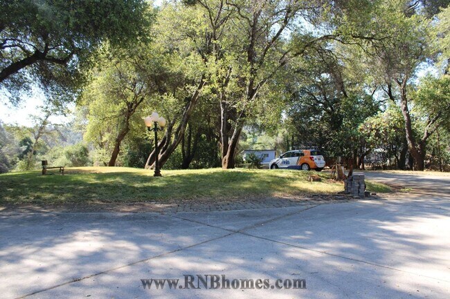Building Photo - 677 Hoppe Ln