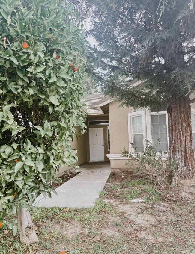 Building Photo - Merced: $1900 single story 3 bedroom 2 bat...