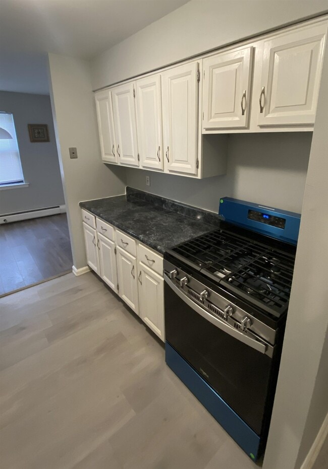 Building Photo - 16 N End Dr