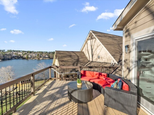 Building Photo - Studio Apt with waterviews on Lake Wylie!