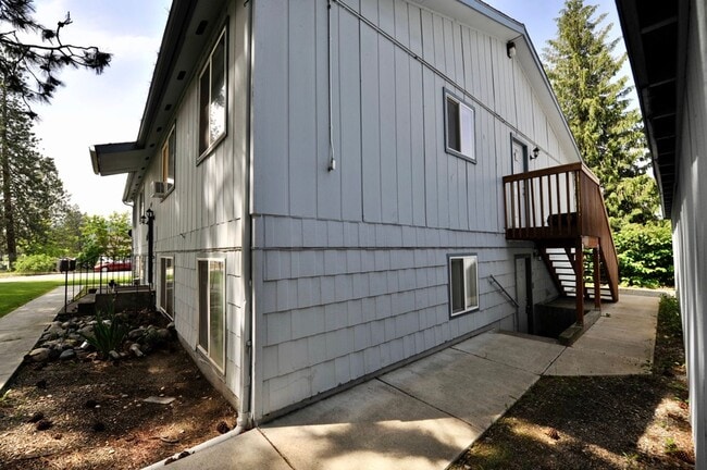 Building Photo - 2 bed 1 bath apartment (4plex building) lower unit