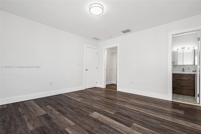 Building Photo - 6910 Bay Dr