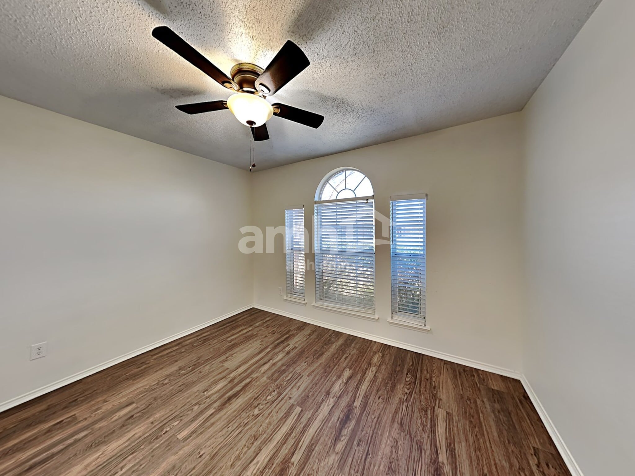 Building Photo - 225 Willow Creek Dr