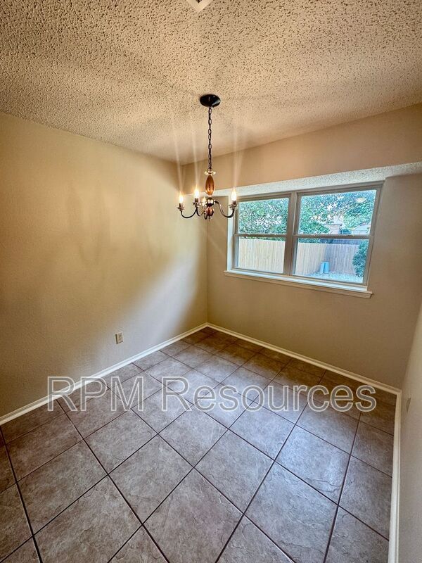 Building Photo - 405 Meadow Lake Dr