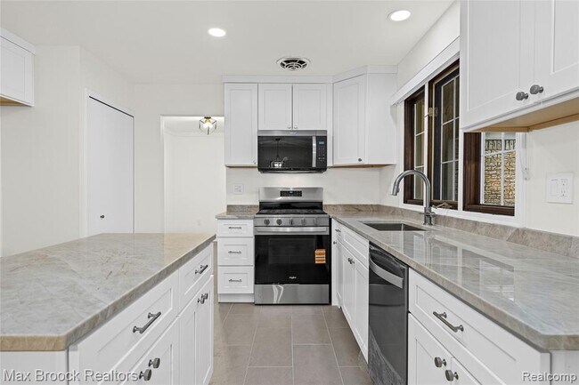 Building Photo - 28977 Lake Park Dr