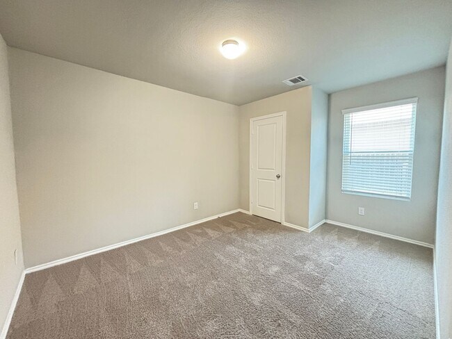 Building Photo - 4-bed 2-bath home in Alamo Ranch Area