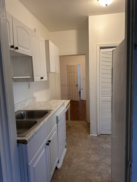 Kitchen - 448 Calhoun St NW