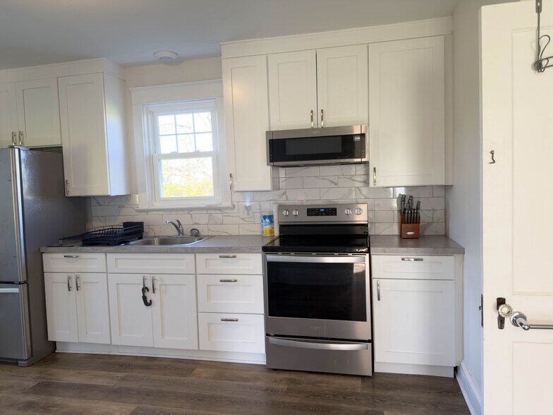 Building Photo - 490 Sumac Rd