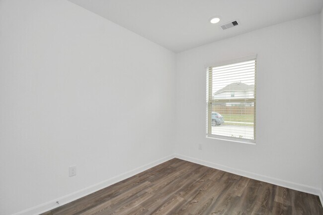 Building Photo - 15819 Kinlough Dr