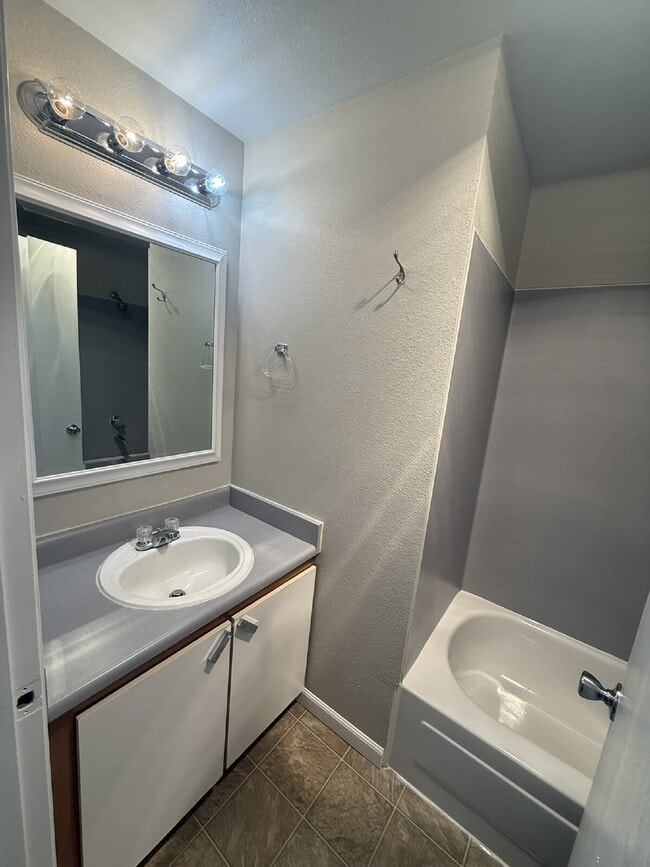 Building Photo - Updated 2 Bed, 2 Bath with Balcony and Fir...