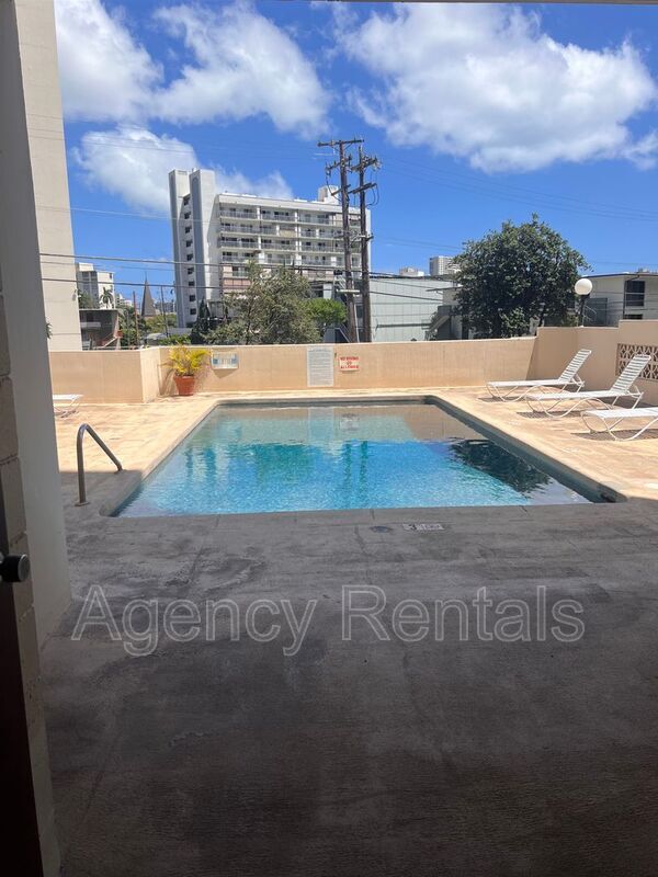 Building Photo - 1702 Kewalo St