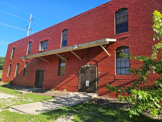 Building Photo - 1303 W College St