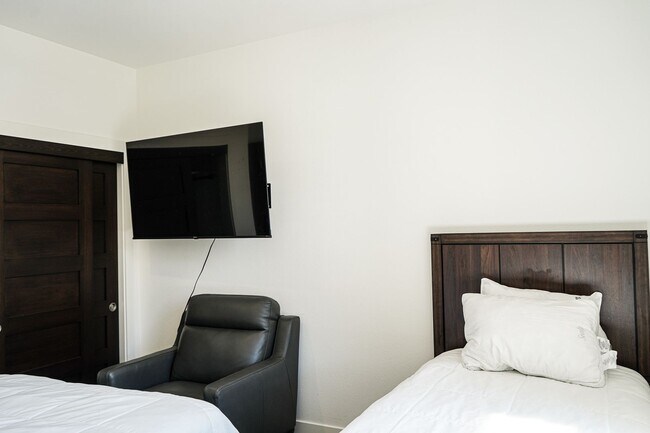 Building Photo - Live Comfortably at CreekHouse – Available...