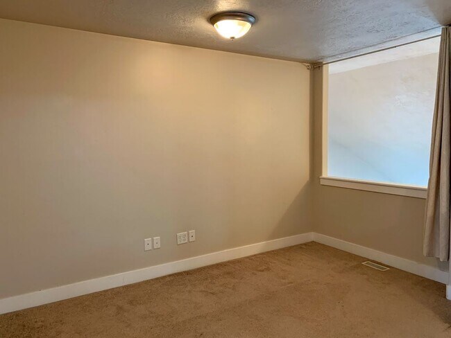 Building Photo - Beautiful 4 Bd 2.5 Bath Townhouse in Sandy