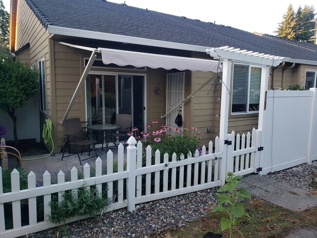 Building Photo - Charming & Comfortable Home