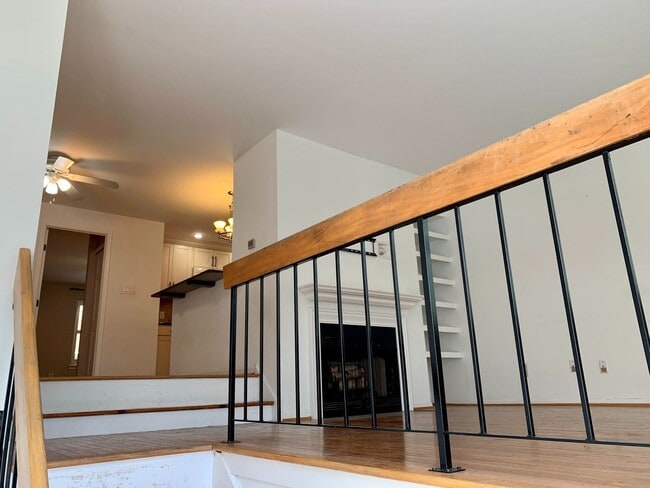 Building Photo - Gorgeous 2-Bedroom Townhome Near the Art Museum! One-Car Garage Included!